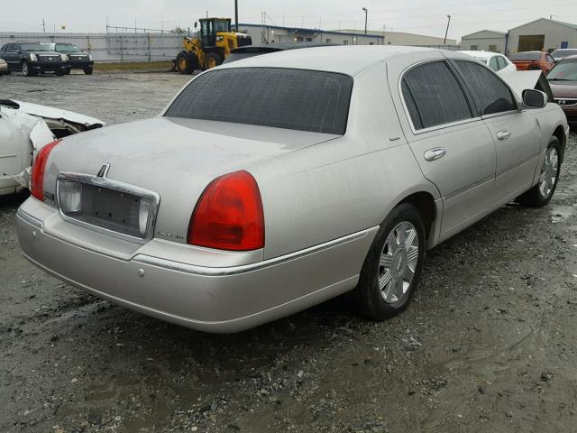 1LNHM83W04Y625829 - 2004 LINCOLN TOWN CAR U GRAY photo 4