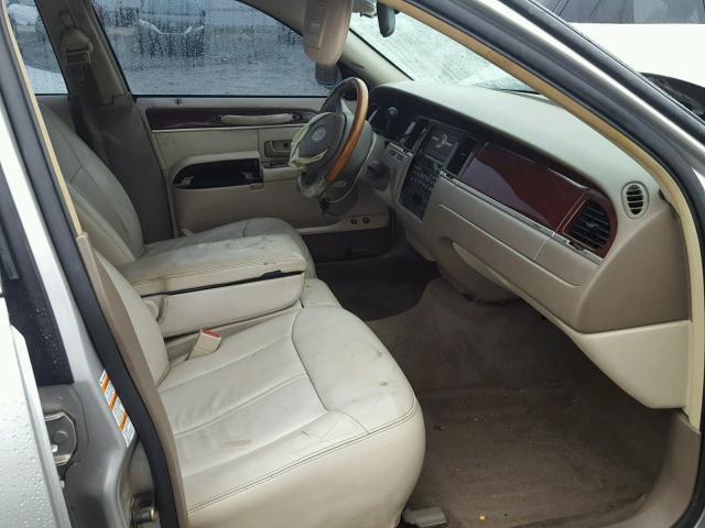 1LNHM83W04Y625829 - 2004 LINCOLN TOWN CAR U GRAY photo 5