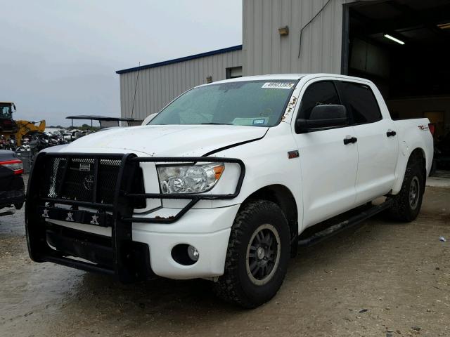 5TFDY5F13BX185842 - 2011 TOYOTA TUNDRA CRE WHITE photo 2