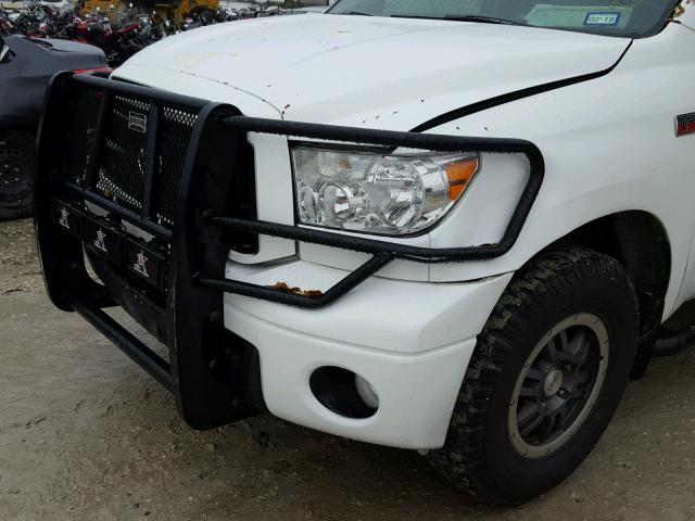 5TFDY5F13BX185842 - 2011 TOYOTA TUNDRA CRE WHITE photo 9