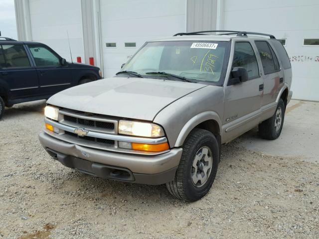 1GNDT13W12K143729 - 2002 CHEVROLET BLAZER TAN photo 2