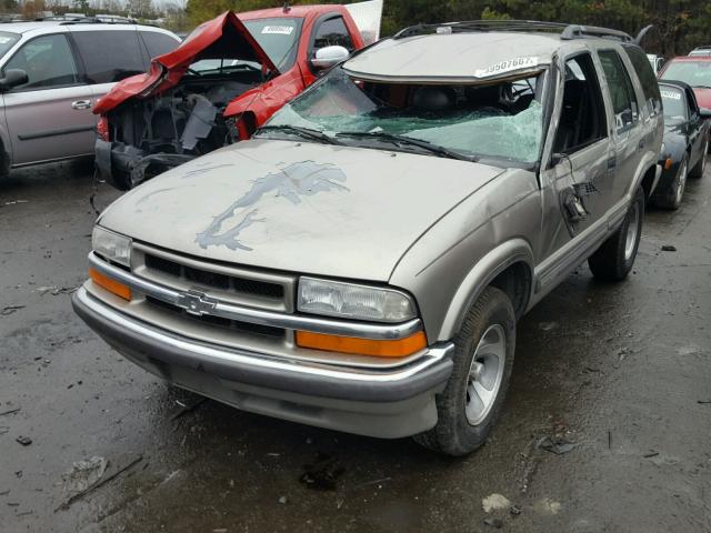 1GNCS13W5Y2182234 - 2000 CHEVROLET BLAZER TAN photo 2