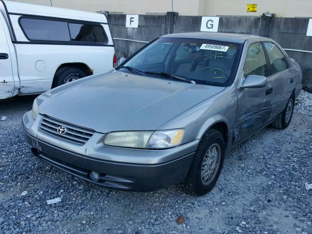 4T1BG22K5WU340286 - 1998 TOYOTA CAMRY CE GRAY photo 2