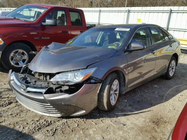 4T4BF1FK6FR502066 - 2015 TOYOTA CAMRY LE GRAY photo 2