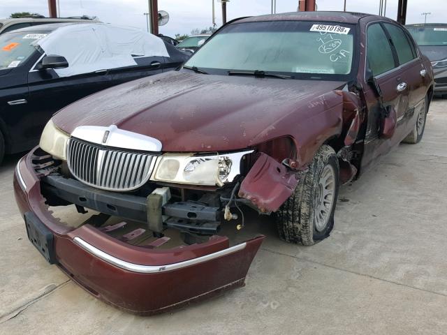 1LNHM83W4YY799540 - 2000 LINCOLN TOWN CAR C BURGUNDY photo 2