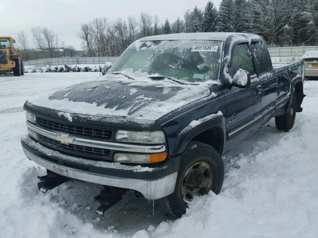 1GCGK29U7YE302216 - 2000 CHEVROLET SILVERADO BLUE photo 2