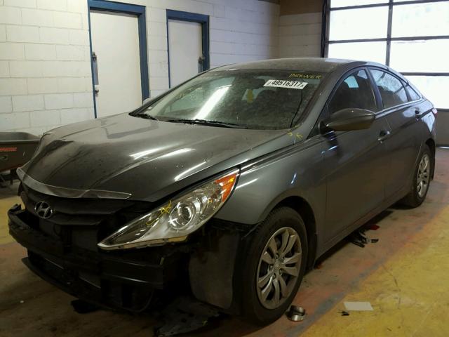 5NPEB4AC0DH558455 - 2013 HYUNDAI SONATA GLS GRAY photo 2