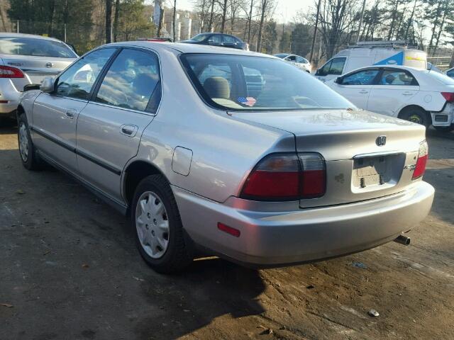 1HGCD5637VA099256 - 1997 HONDA ACCORD LX SILVER photo 3