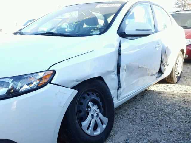 KNAFU4A23C5633506 - 2012 KIA FORTE EX WHITE photo 9