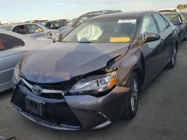 4T1BF1FK8GU502842 - 2016 TOYOTA CAMRY LE ნაცრისფერი ფოტო 2