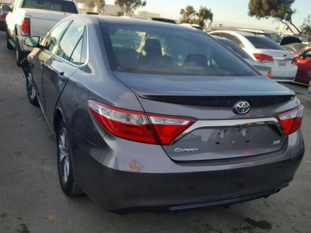 4T1BF1FK8GU502842 - 2016 TOYOTA CAMRY LE ნაცრისფერი ფოტო 3