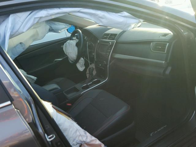 4T1BF1FK8GU502842 - 2016 TOYOTA CAMRY LE ნაცრისფერი ფოტო 5