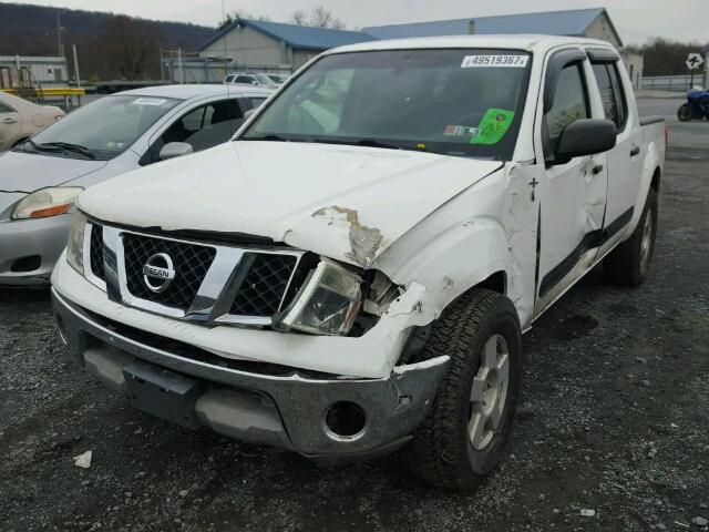 1N6AD07W76C406218 - 2006 NISSAN FRONTIER C WHITE photo 2