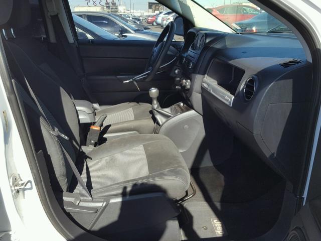 1C4NJDBB3ED706906 - 2014 JEEP COMPASS SP WHITE photo 5