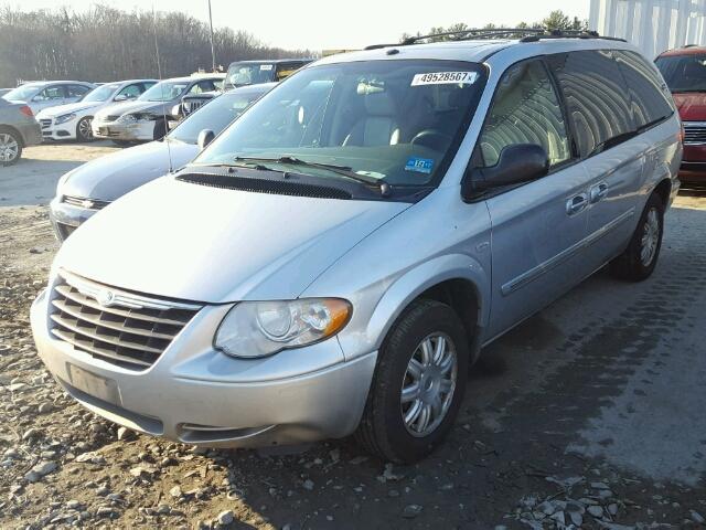 2A4GP54L57R154225 - 2007 CHRYSLER TOWN & COU SILVER photo 2