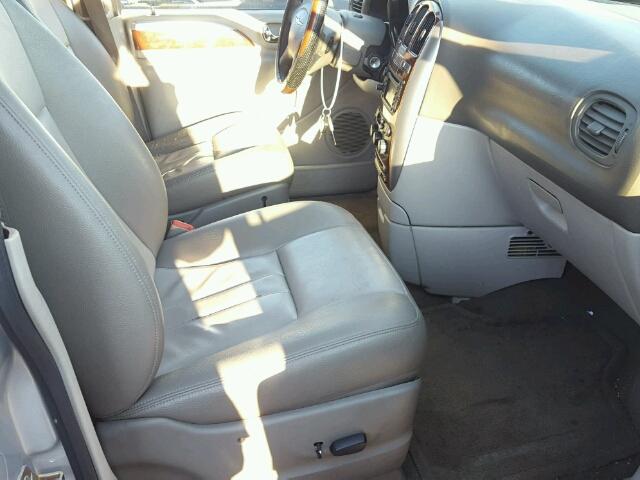 2A4GP54L57R154225 - 2007 CHRYSLER TOWN & COU SILVER photo 5
