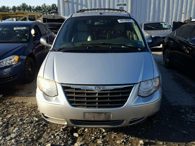 2A4GP54L57R154225 - 2007 CHRYSLER TOWN & COU SILVER photo 9