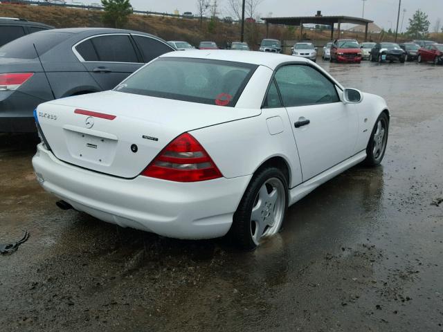 WDBKK47F5XF096640 - 1999 MERCEDES-BENZ SLK 230 KO WHITE photo 4