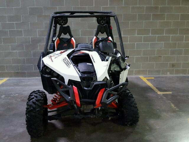 3JBPXDP10EJ000430 - 2014 CAN-AM MAVERICK 1 WHITE photo 2