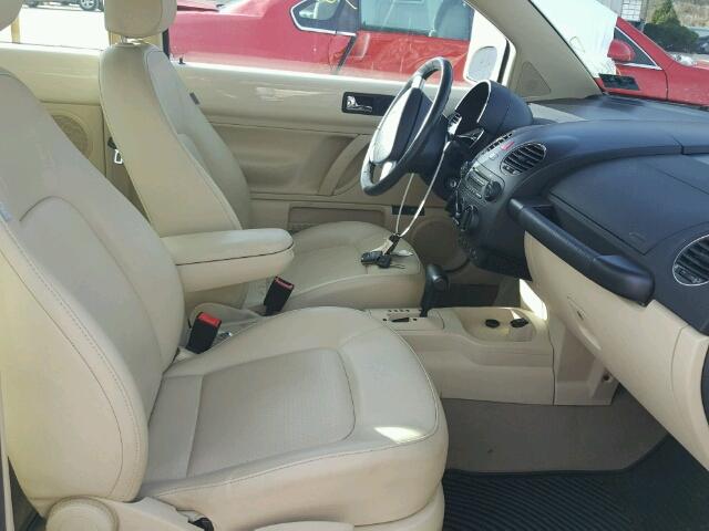 3VWPW3AG3AM021995 - 2010 VOLKSWAGEN NEW BEETLE კრემისფერი ფოტო 5