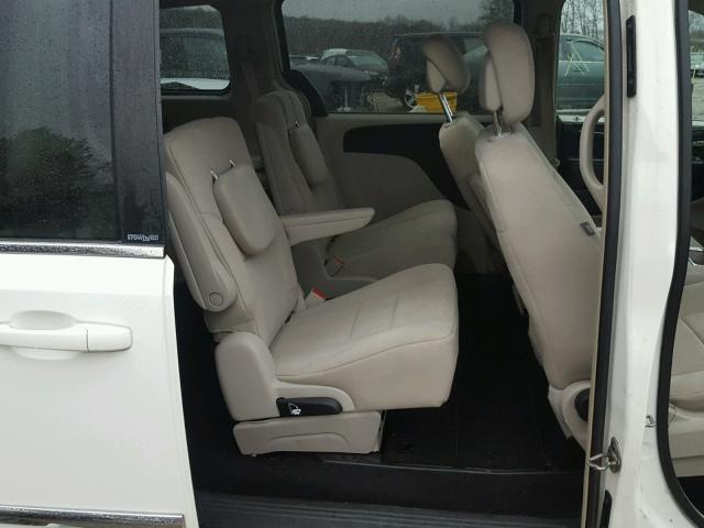 2A4RR5DG3BR664863 - 2011 CHRYSLER TOWN & COU WHITE photo 6