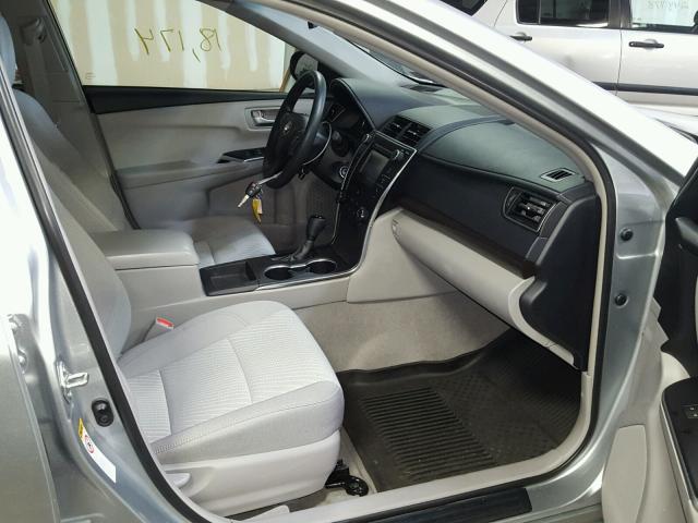 4T1BF1FK7GU581145 - 2016 TOYOTA CAMRY LE ვერცხლისფერი ფოტო 5