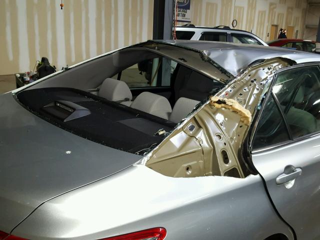 4T1BF1FK7GU581145 - 2016 TOYOTA CAMRY LE ვერცხლისფერი ფოტო 9