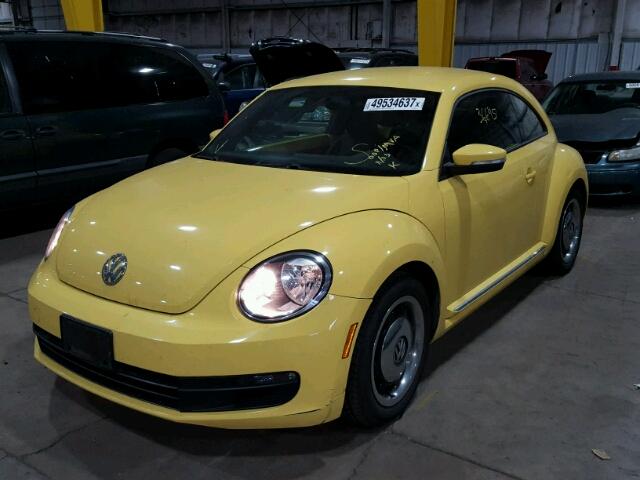 3VWJP7AT3CM649114 - 2012 VOLKSWAGEN BEETLE YELLOW photo 2