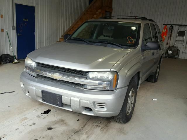 1GNDT13S352205908 - 2005 CHEVROLET TRAILBLAZE SILVER photo 2