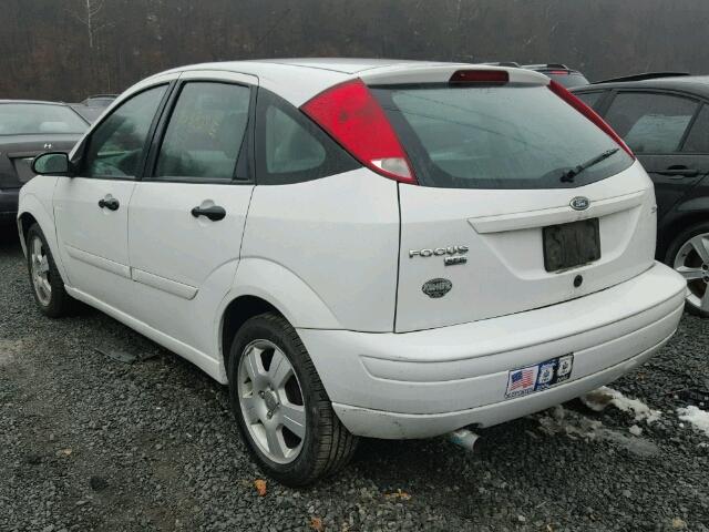 3FAFP37N45R144303 - 2005 FORD FOCUS ZX5 WHITE photo 3