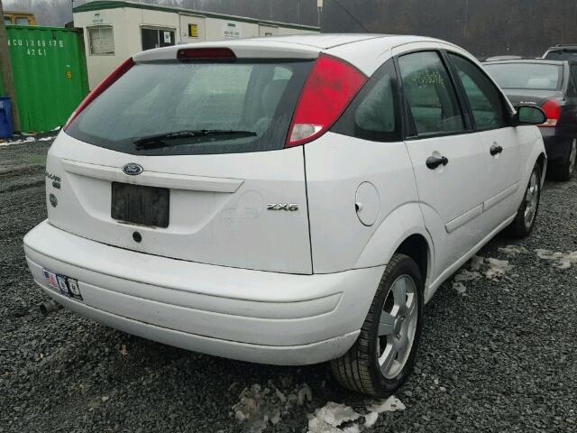 3FAFP37N45R144303 - 2005 FORD FOCUS ZX5 WHITE photo 4