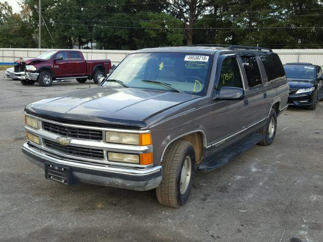 3GKEC16R0WG505652 - 1998 GMC SUBURBAN C GRAY photo 2