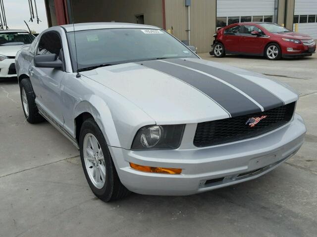 1ZVFT80N765186818 - 2006 FORD MUSTANG SILVER photo 1