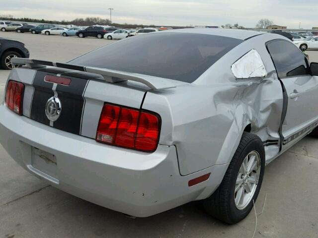 1ZVFT80N765186818 - 2006 FORD MUSTANG SILVER photo 10