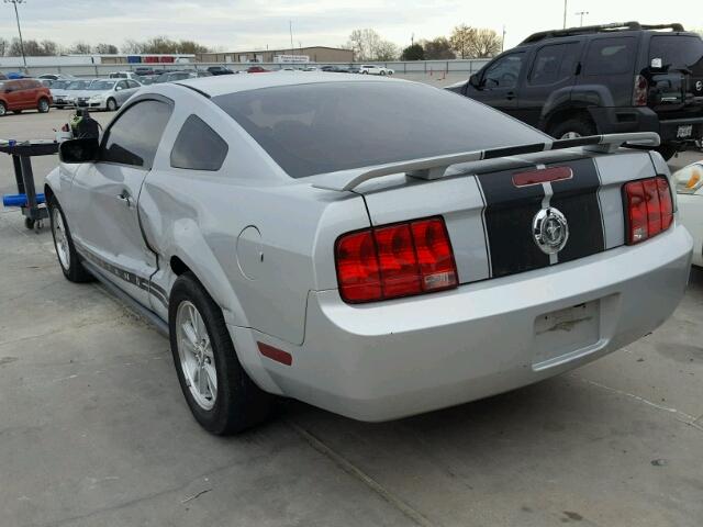 1ZVFT80N765186818 - 2006 FORD MUSTANG SILVER photo 3