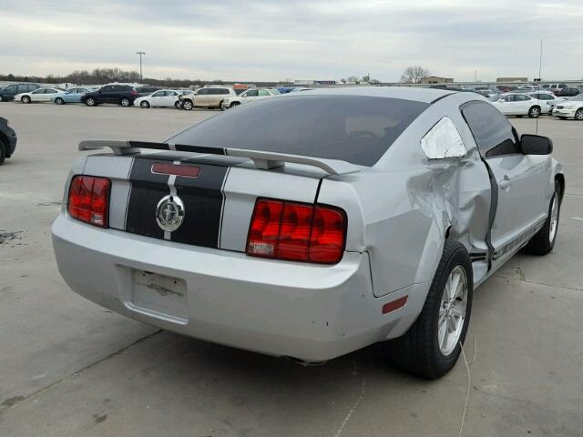 1ZVFT80N765186818 - 2006 FORD MUSTANG SILVER photo 4