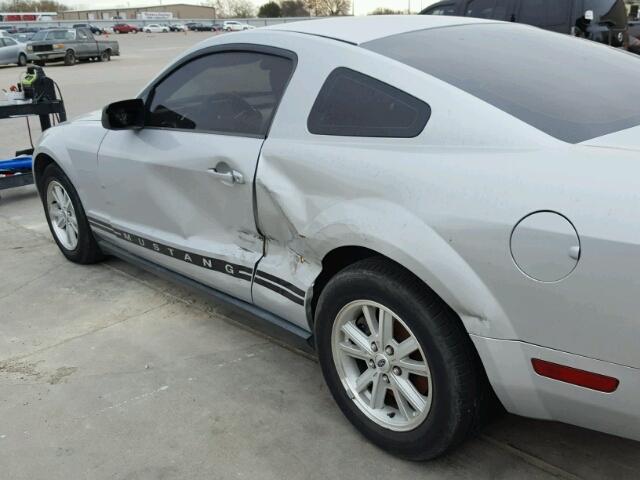 1ZVFT80N765186818 - 2006 FORD MUSTANG SILVER photo 9