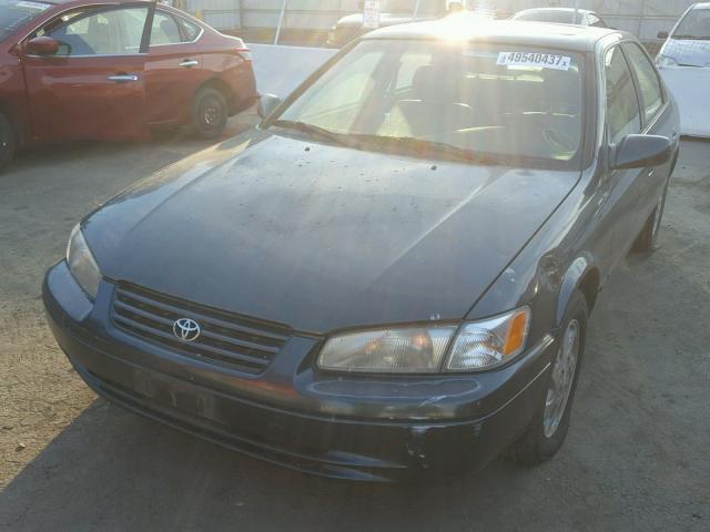 JT2BF28K7W0119402 - 1998 TOYOTA CAMRY LE GREEN photo 2