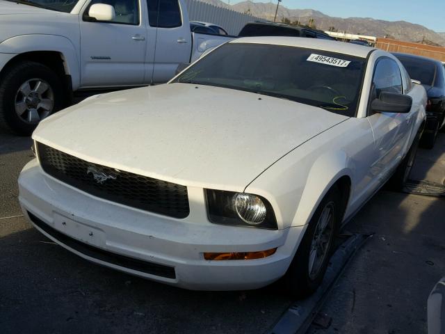 1ZVHT80N985168896 - 2008 FORD MUSTANG WHITE photo 2