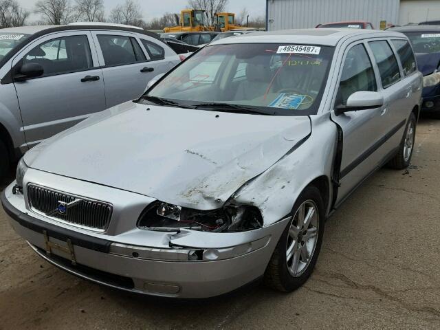 YV1SW61T142362202 - 2004 VOLVO V70 SILVER photo 2