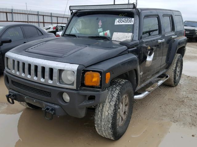 5GTDN136568332835 - 2006 HUMMER H3 BLACK photo 2