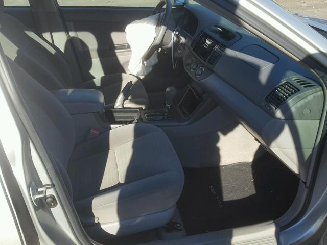 4T1BE32KX5U543975 - 2005 TOYOTA CAMRY LE 灰色 照片 5