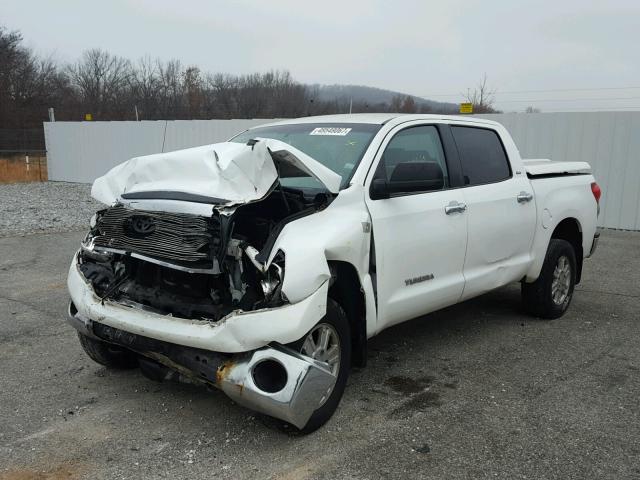 5TFDV54148X077203 - 2008 TOYOTA TUNDRA CRE WHITE photo 2