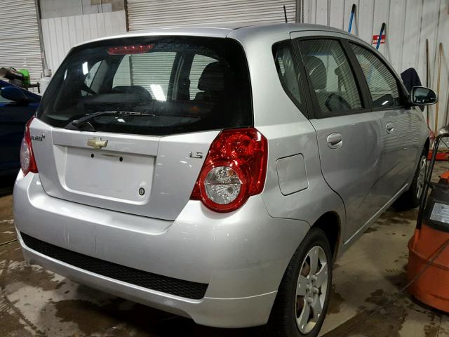 KL1TD66E99B335774 - 2009 CHEVROLET AVEO LS SILVER photo 4