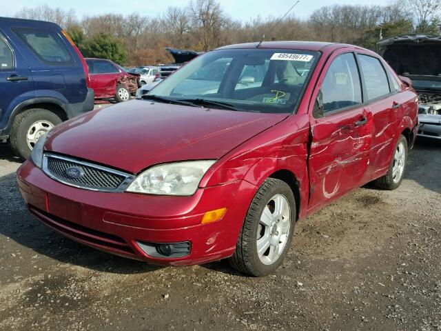 1FAFP34N15W231237 - 2005 FORD FOCUS ZX4 MAROON photo 2