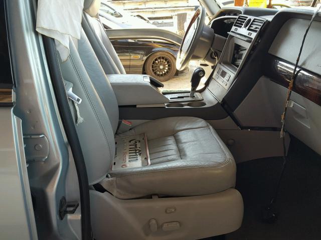 5LMFU275X5LJ10385 - 2005 LINCOLN NAVIGATOR 灰色 照片 5