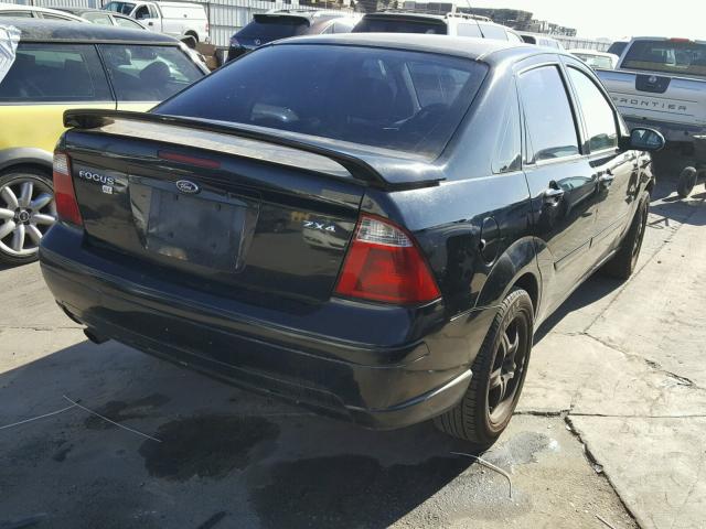 1FAFP38ZX6W154026 - 2006 FORD FOCUS ZX4 BLACK photo 4