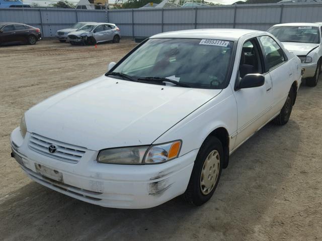 JT2BG22KXW0131176 - 1998 TOYOTA CAMRY CE WHITE photo 2