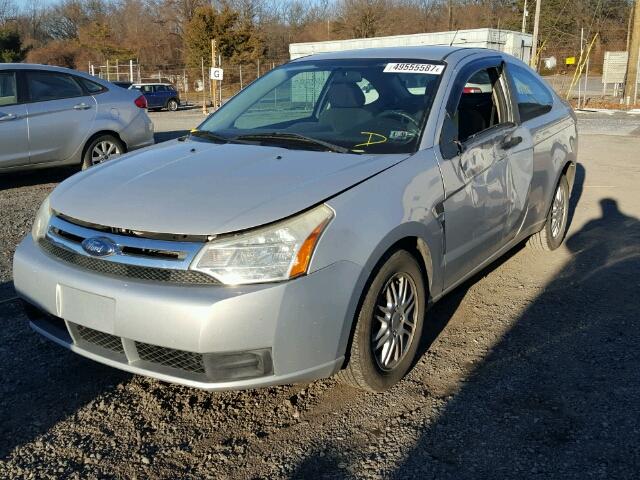 1FAHP33N08W202715 - 2008 FORD FOCUS SE SILVER photo 2