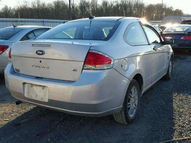 1FAHP33N08W202715 - 2008 FORD FOCUS SE SILVER photo 4